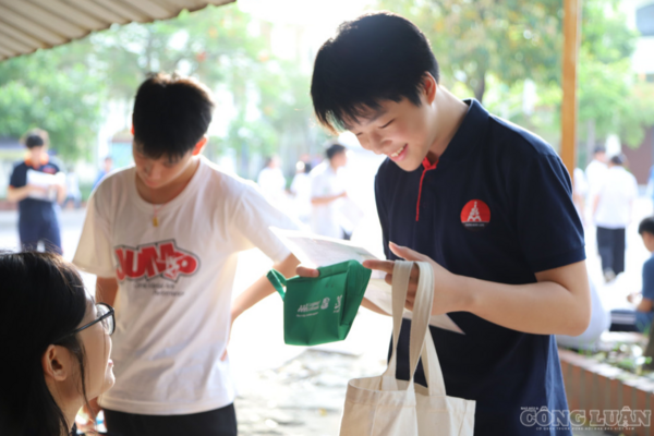 Vì sao Hà Nội, TP HCM vẫn phải thi lớp 10?