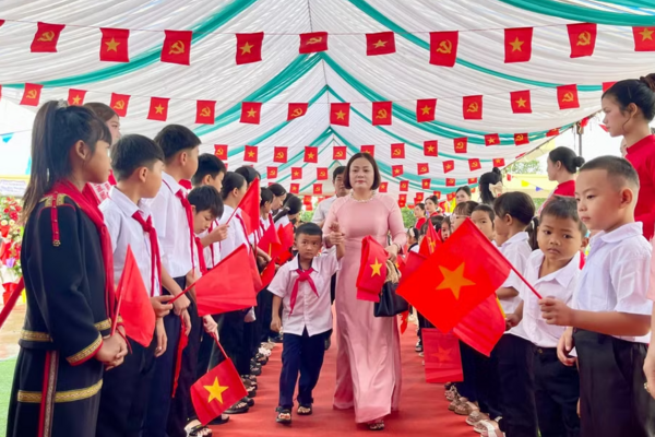 Học sinh vùng biên Gia Lai hân hoan bước vào ngôi trường mới