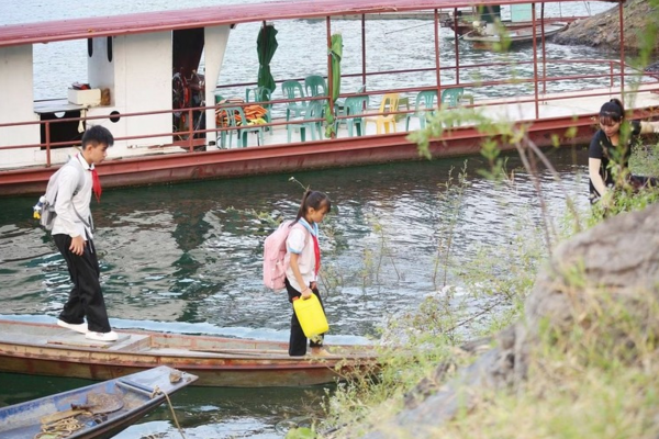 Bảo đảm an toàn tuyệt đối cho học sinh qua sông, suối, ngầm tràn đến trường