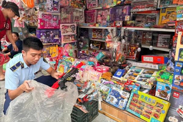 Quản lý thị trường Hà Nội siết thị trường đồ chơi Trung thu, phát hiện hàng nghìn sản phẩm vi phạm