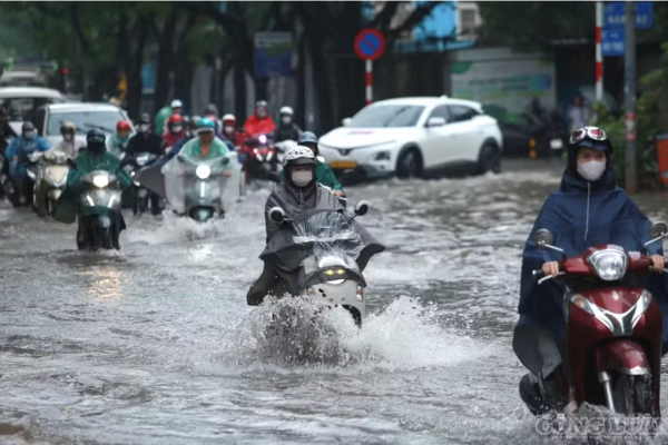 Lựa chọn lộ trình phù hợp, người dân hạn chế đi qua khu vực ngập sâu