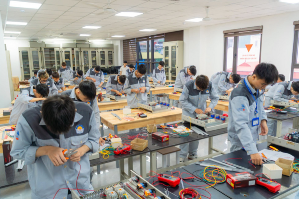 Chương trình trung học nghề 2 'không': Học trực tuyến thay thế thực hành và học toàn bộ kiến thức lớp 10-12