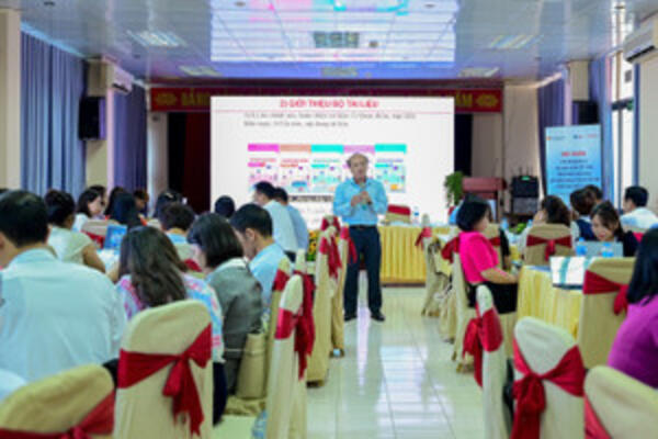 Gần 300 cán bộ quản lí và giáo viên tập huấn an toàn giao thông