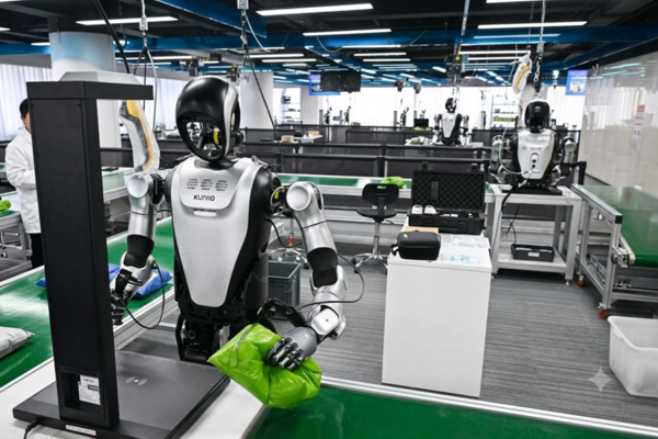 Huấn luyện viên robot gấp quần áo, rửa bát kiếm tới 900 USD/tháng ở Trung Quốc