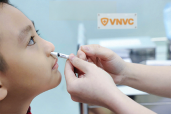 Chủ động phòng cúm mùa cho trẻ với vaccine dạng xịt mũi không kim tiêm