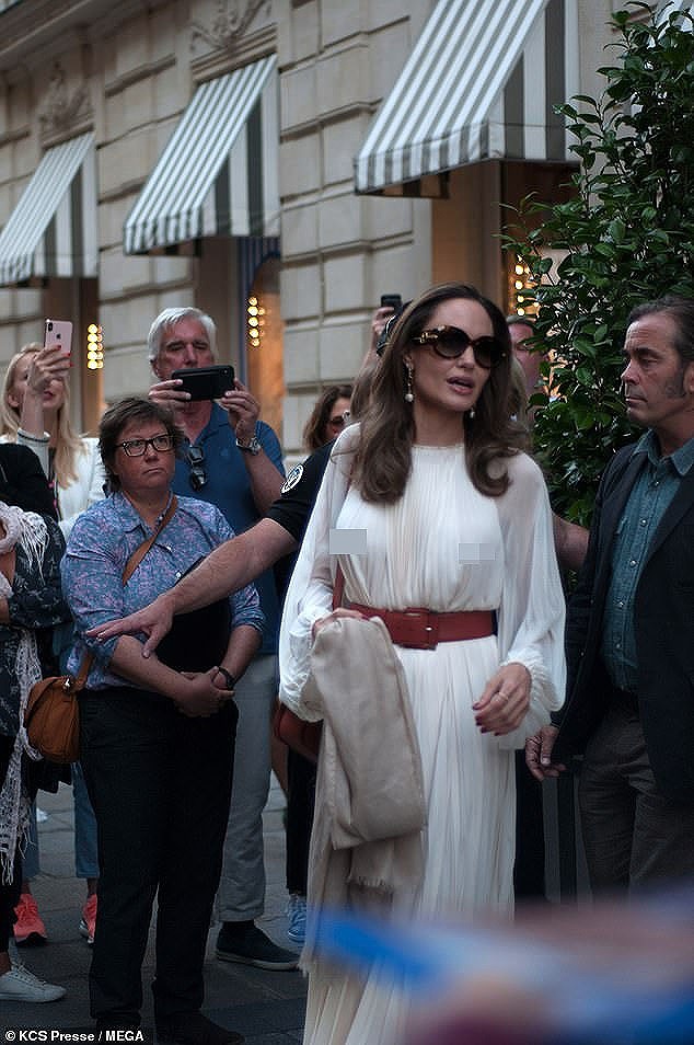 Angelina Jolie 'let loose' her breasts on the street again - photo 6