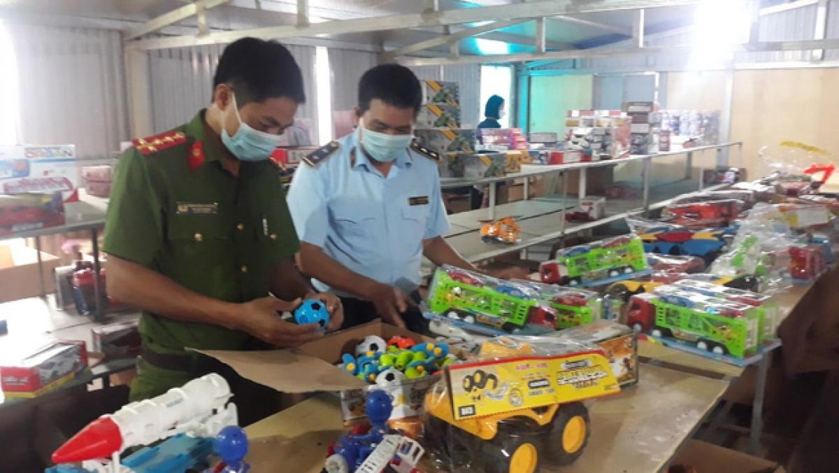 Lực lượng quản lý thị trường cho biết phải mất từ 3-5 ngày mới có thể kiểm đếm và phân loại hết các sản phẩm trong kho.