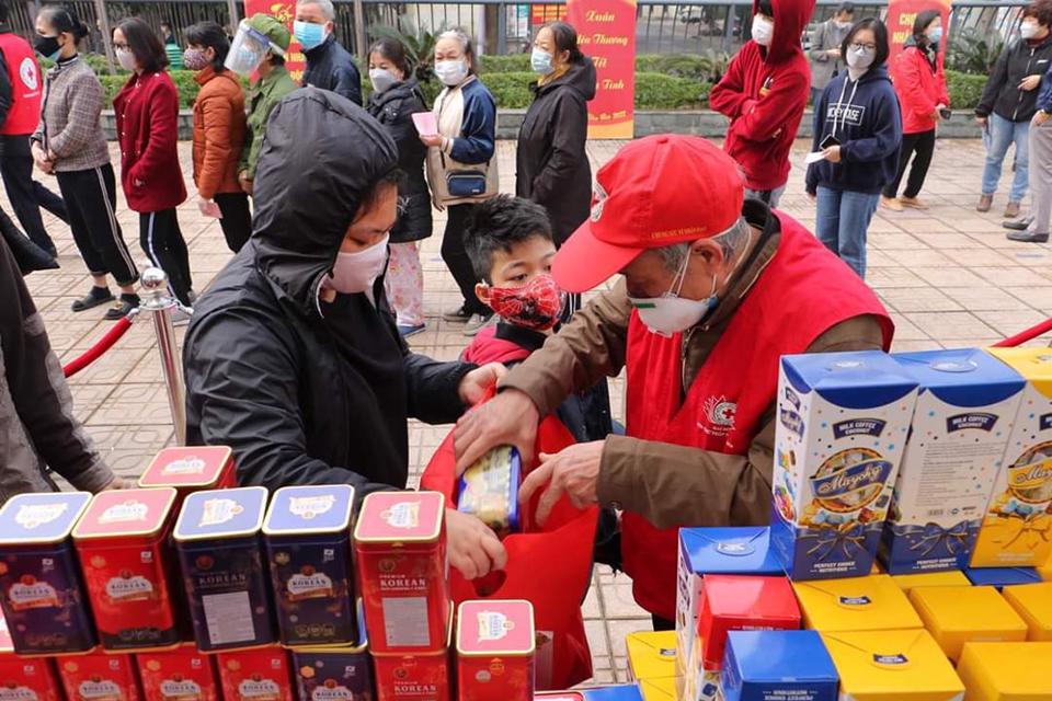 Người dân tham gia Chợ Nhân đạo “Xuân nhân ái - Tết sẻ chia” năm 2022.