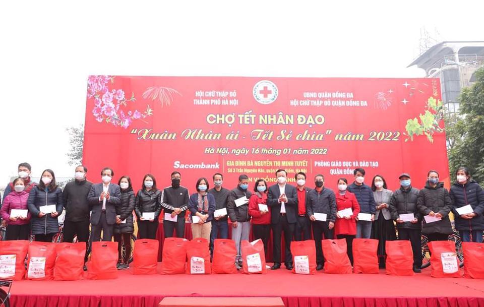 Lãnh đạo Hội chữ Thập đỏ TP và quận Đống Đa tặng quà cho người dân có hoàn cảnh khó khăn.
