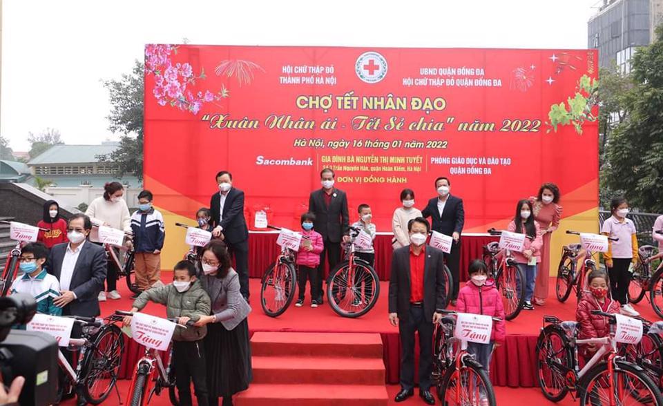 Lãnh đạo Hội chữ Thập đỏ TP và quận Đống Đa tặng xe đạp cho các học sinh có hoàn cảnh khó khăn.