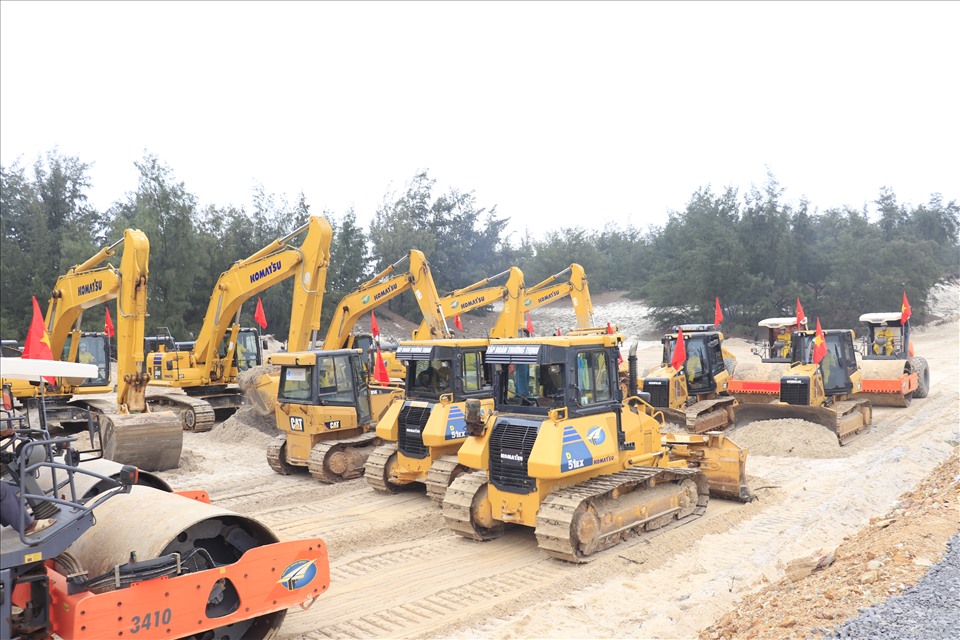 Các phương tiện tại công trường tiến hành thi công dự án sau lễ khởi công. Ảnh: H.L