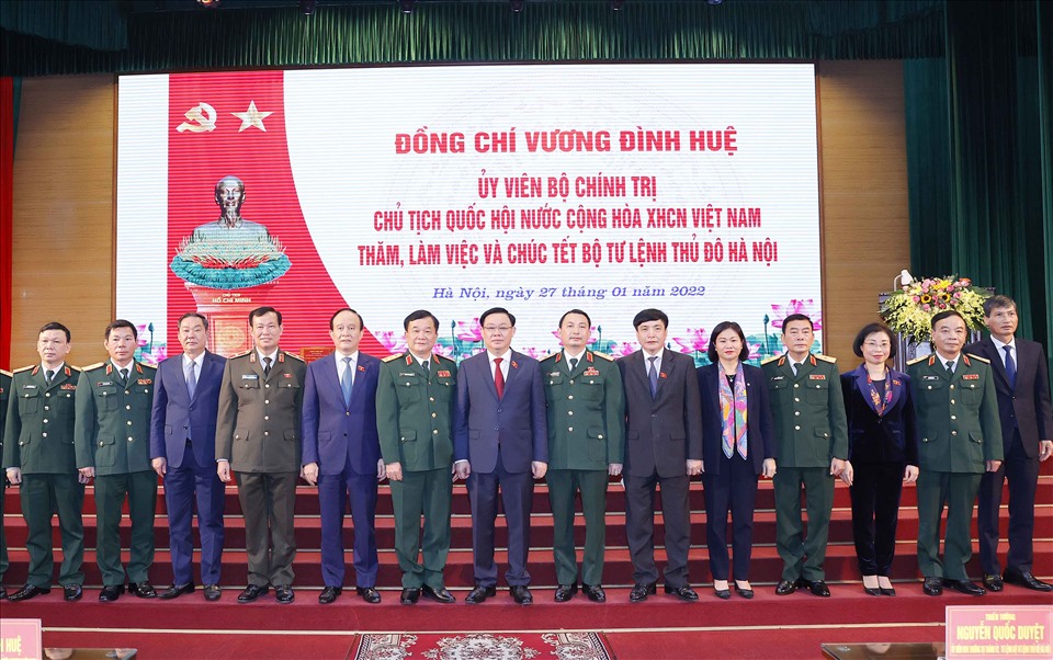 Chủ tịch Quốc hội Vương Đình Huệ với cán bộ, chiến sỹ Bộ Tư lệnh Thủ đô.