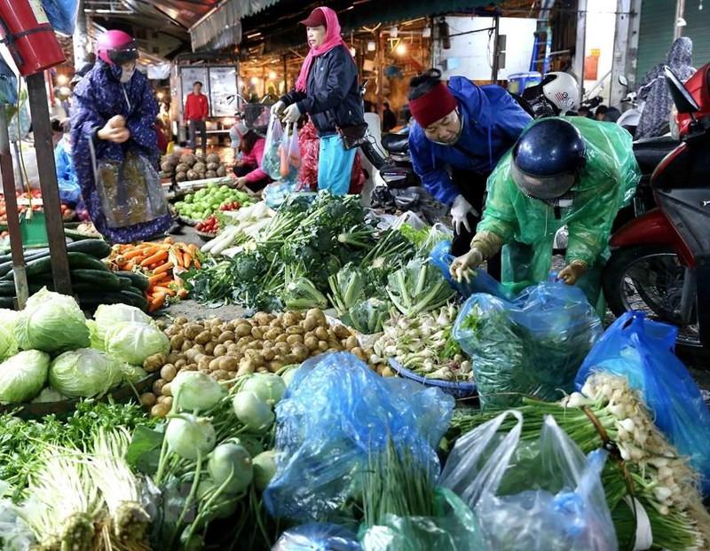 Vì sao xăng lên, hàng siêu thị vẫn 'neo' giá? ảnh 1