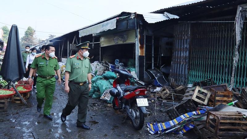 Giám đốc Công an tỉnh An Giang thăm hỏi và trao tiền hỗ trợ 52 tiểu thương bị hỏa hoạn ảnh 2