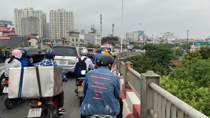 “Cửa ngõ” vào Hà Nội ùn dài ngày đầu đi làm trở lại ảnh 10