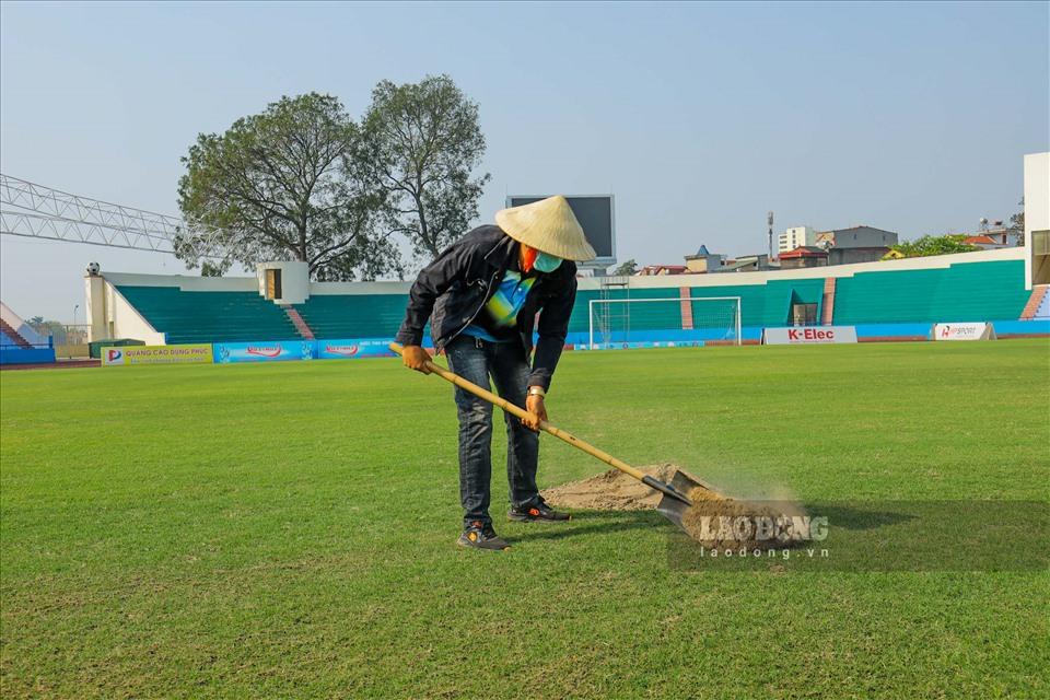 Nhân viên chăm sóc mặt cỏ thương xuyên, giúp có có mặt sân đạt tiêu chuẩn thi đấu, tránh chấn thương cho các cầu thủ.