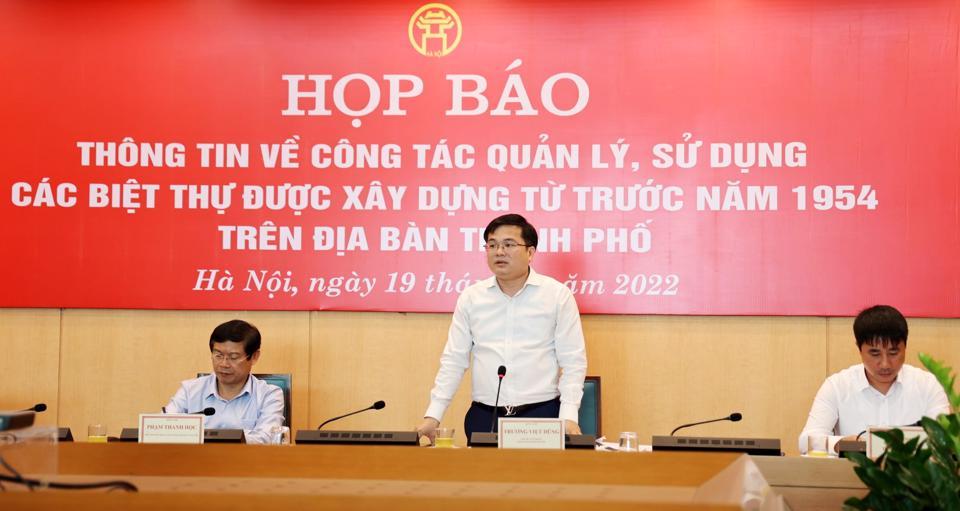 Ch&aacute;nh Văn ph&ograve;ng UBND TP H&agrave; Nội Trương Việt Dũng th&ocirc;ng tin tại buổi họp b&aacute;o.