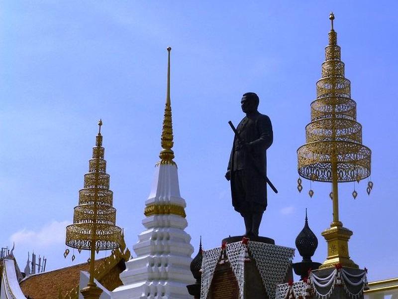 Khám phá những ngôi chùa kỳ lạ ở Thái Lan (Kỳ 8): Tòa tháp chọc trời biến thành “nhà ma” vì “phạm húy” ngôi chùa nằm đối diện? ảnh 7