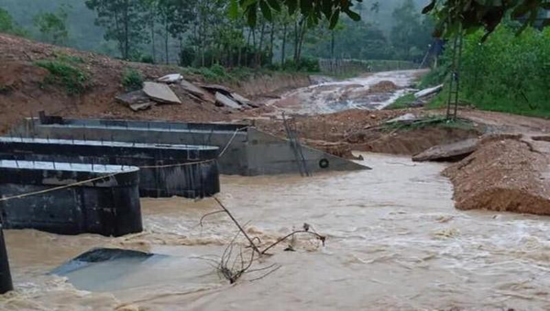 Mưa lớn kéo dài đã gây ra lũ làm chia cắt một số khu vực của tỉnh Hòa Bình