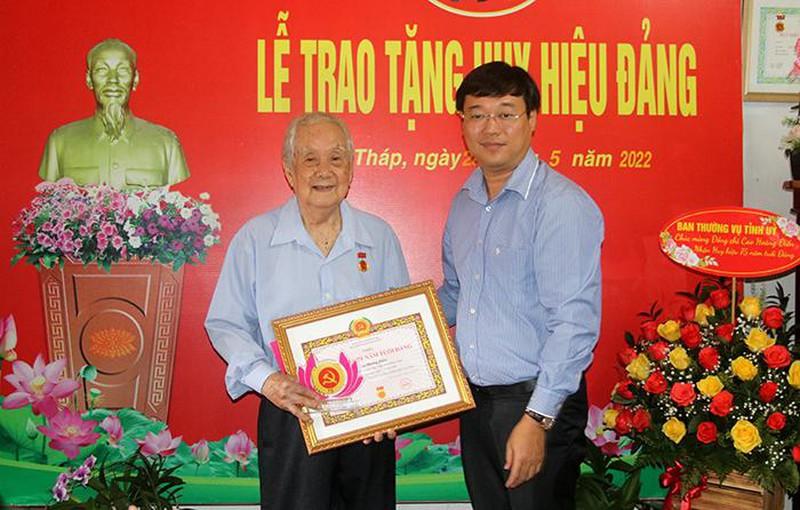 Bí thư Tỉnh ủy Đồng Tháp trao Huy hiệu 75 năm tuổi Đảng cho đảng viên ảnh 1