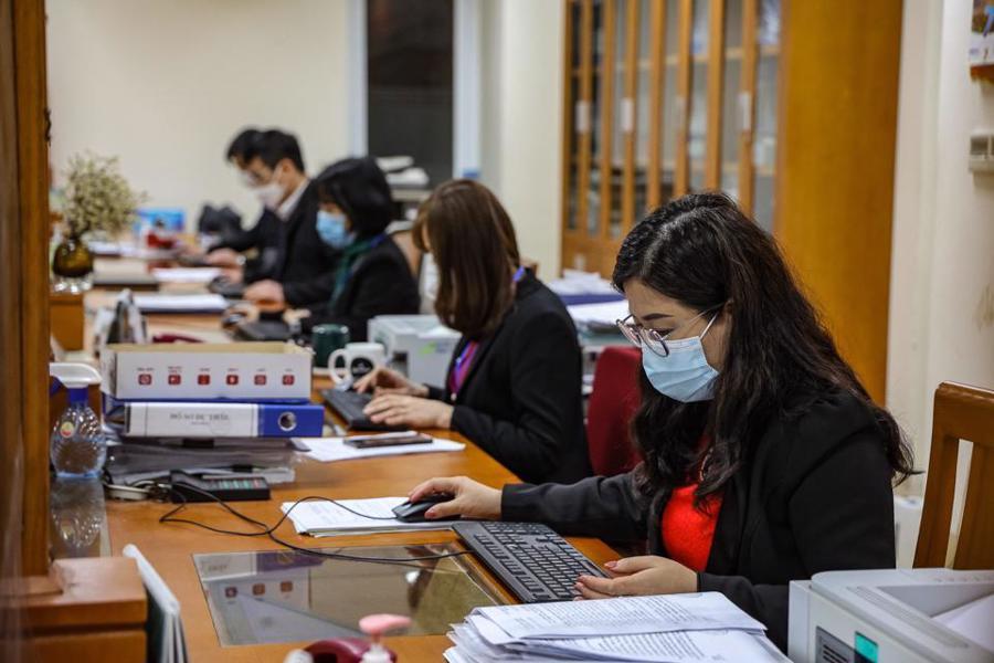 Không khí làm việc khẩn trương tại Bộ phận một cửa phường Hàng Bài (quận Hoàn Kiếm). Ảnh: Công Thọ.
