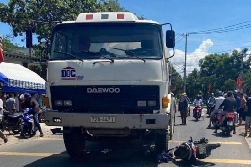 Tin giao thông đến sáng 27/6: Đứng ven đường, cháu bé 4 tuổi bị cuốn vào gầm xe tải; Nam thanh niên bị xe trộn bê tông cán ảnh 1