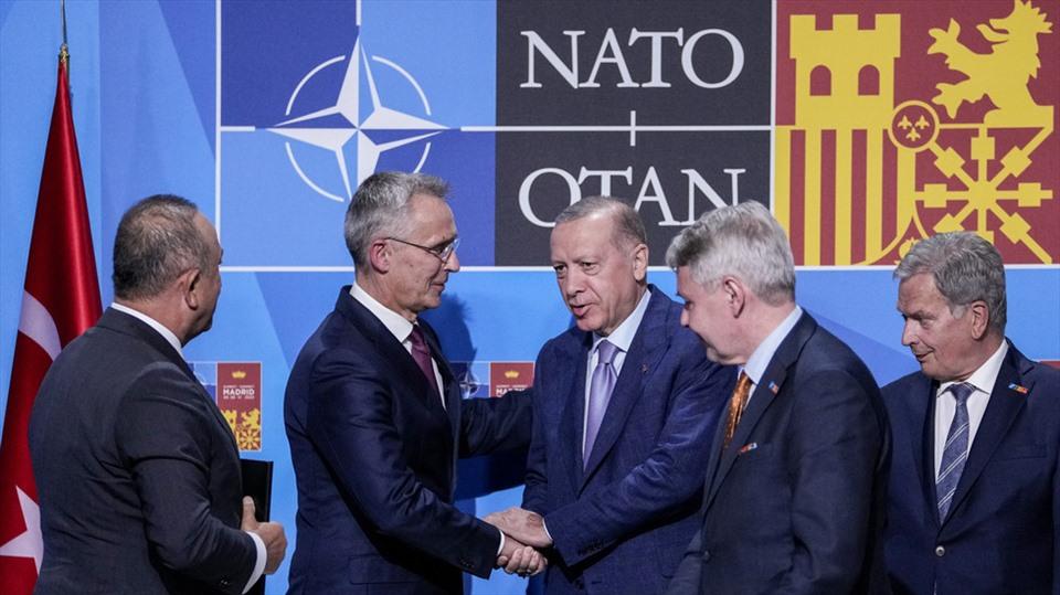 Tổng thống Thổ Nhĩ Kỳ Recep Tayyip Erdogan (giữa) bắt tay Tổng thư ký NATO Jens Stoltenberg tại Madrid, Tây Ban Nha,  ngày 28.6.2022. Ảnh: AP