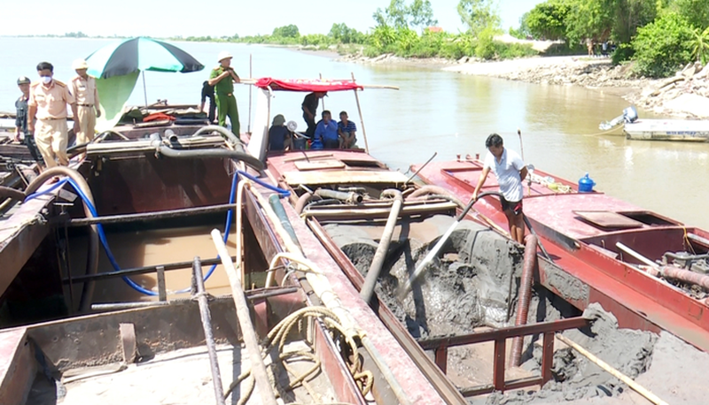 Ninh Bình: Bắt 3 tàu khai thác cát trái phép trên sông Đáy ảnh 1