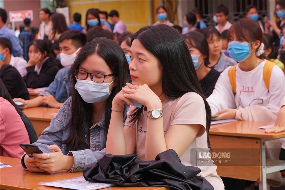 Học phí đại học tăng cao, nhiều sinh viên “đứng ngồi không yên”