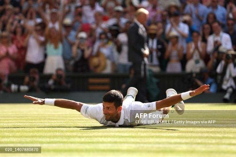 Không chỉ “ăn cỏ“, Djokovic còn có động tác ăn mừng mới tại Wimbledon. Ảnh: AFP