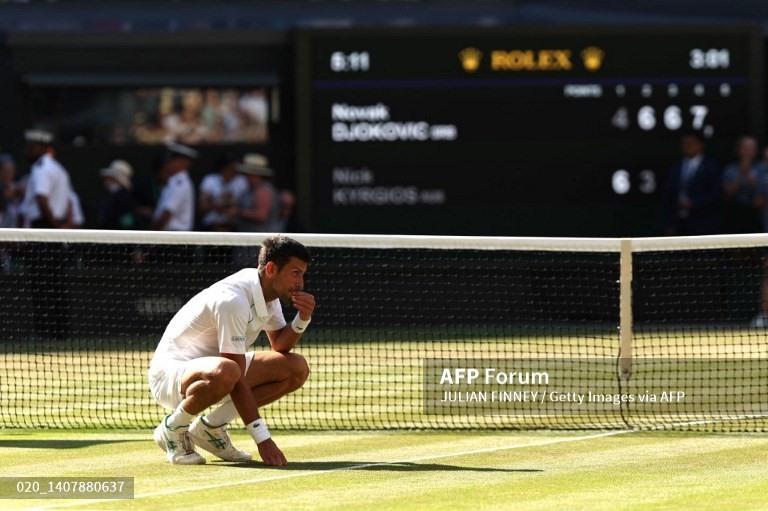 Không chỉ “ăn cỏ“, Djokovic còn có động tác ăn mừng mới tại Wimbledon. Ảnh: AFP