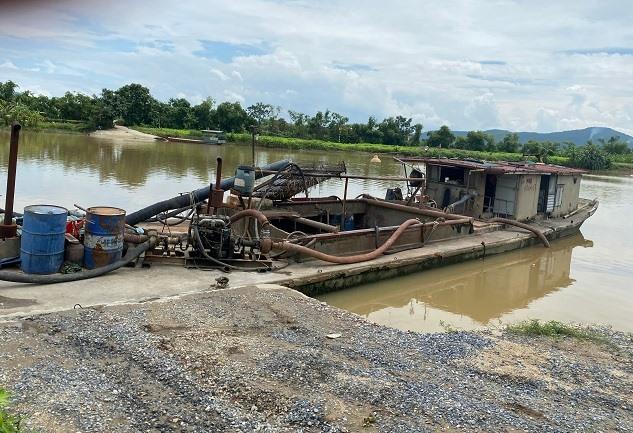 Hải Dương: Tàu không số hiệu khai thác cát trái phép trên sông Kinh Môn