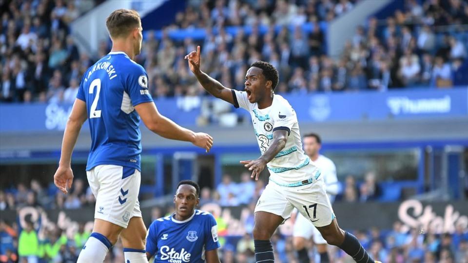 Sterling là người đem về quả penalty cho Chelsea trong trận làm khách trước Everton. Ảnh: AFP