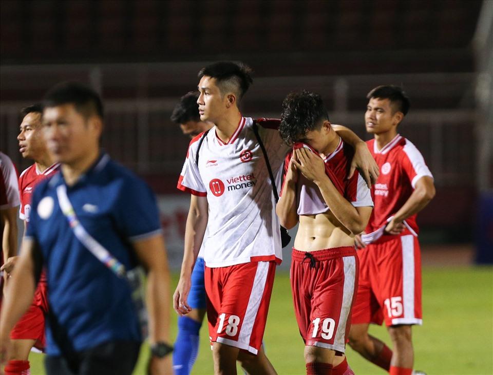 Ban huấn luyện và các đồng đội như Pedro Paulo, Nhâm Mạnh Dũng lần lượt an ủi, động viên tiền đạo trẻ.