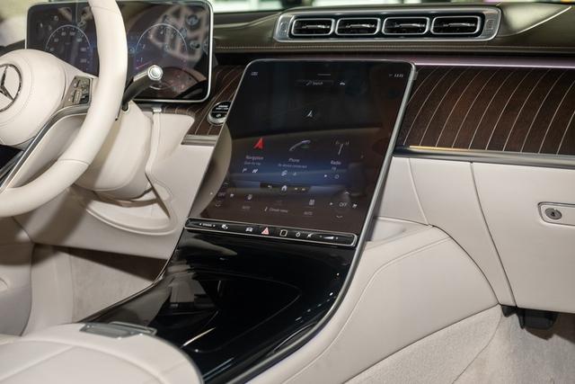 Ngồi thử Mercedes-Maybach S 680 giá 16 tỷ đồng tại Việt Nam: Đóng mở cửa như Rolls-Royce, ghế ông chủ có thể biến thành giường - Ảnh 26.