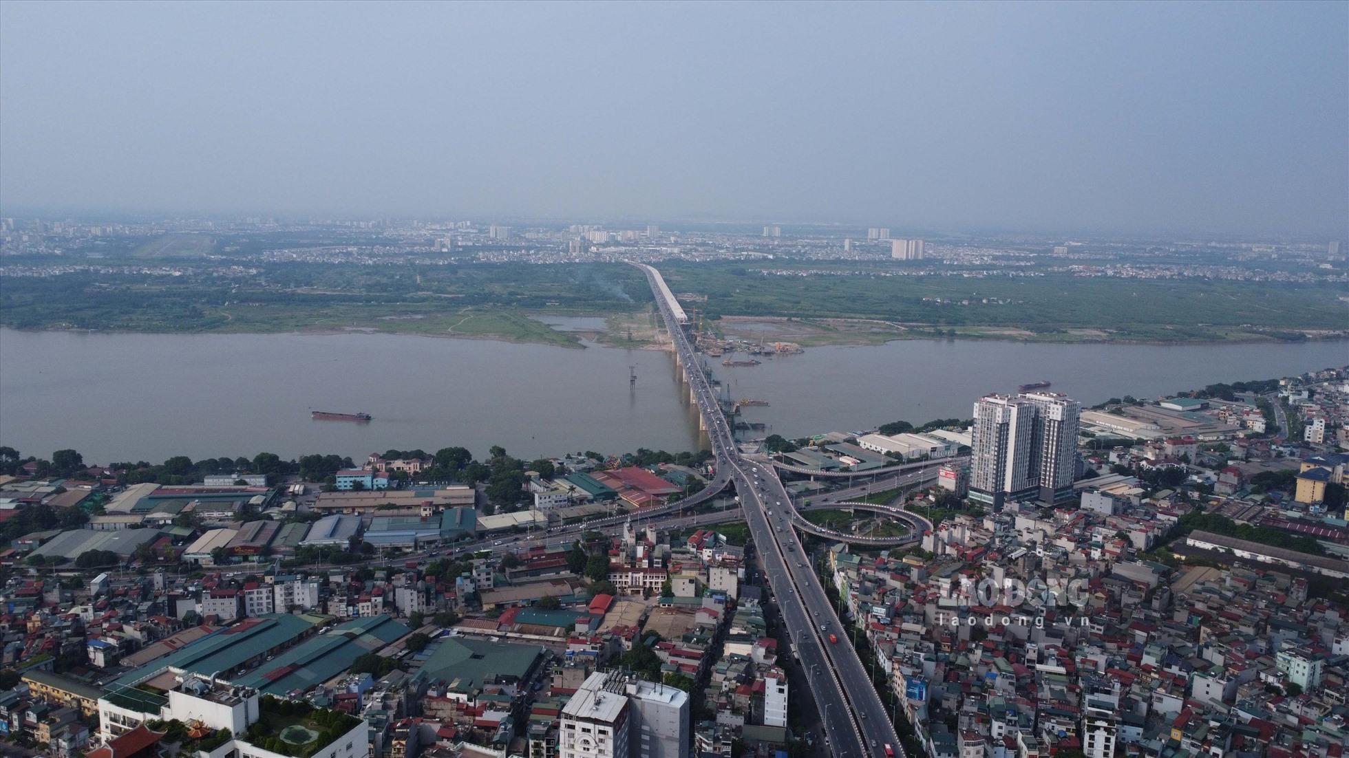 Cây cầu này nằm sát cạnh cầu Vĩnh Tuy 1 và sau khi hoàn thành, cầu Vĩnh Tuy 2 và Vĩnh Tuy 1 sẽ có tổng cộng 8 làn xe.