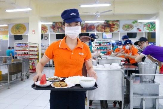 Nhờ công đoàn, bữa ăn giữa ca của công nhân chất lượng hơn