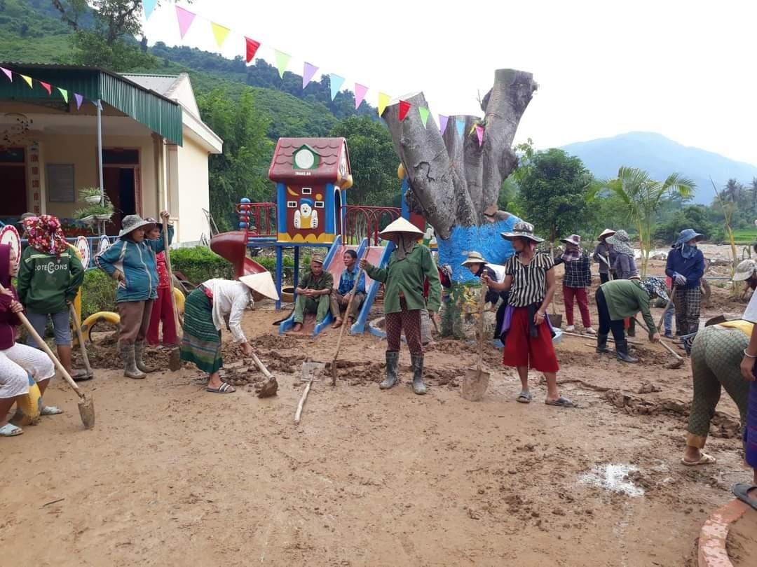 “Chúng tôi phát huy phương châm 4 tại chỗ, bảo đảm an toàn tính mạng, sức khỏe người dân là trên hết, khắc phục nhanh các điểm nghẽn giao thông và các hậu quả khác, sớm ổn định đời sống, sản xuất, việc học tập cho nhân dân” – Phó Chủ tịch UBND huyện Kỳ Sơn Thò Bá Rê nói.