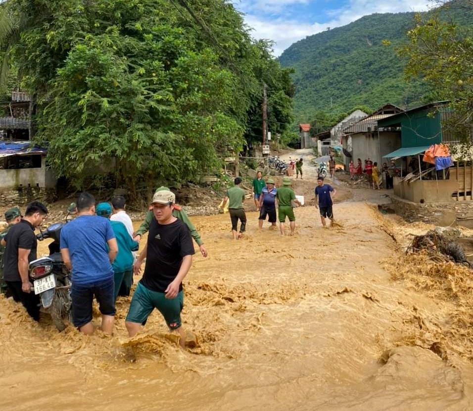 Sáng 15.9, ông Thò Bá Rê – Phó Chủ tịch UBND huyện Kỳ Sơn cho biết: “Tranh thủ thời tiết thuận lợi, các lực lượng chức năng và người dân tích cực dọn dẹp, khai thông các điểm nghẽn trên các tuyến đường, hỗ trợ các đơn vị và gia đình khắc phục hậu quả mưa lũ, sớm ổn định cuộc sống”.