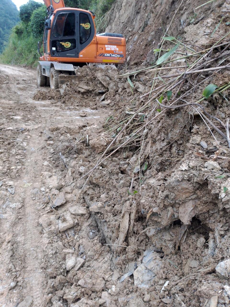 Tuy nhiên, với khối lượng đất đá sạt lở rất lớn, việc khắc phục hậu quả cần thời gian.