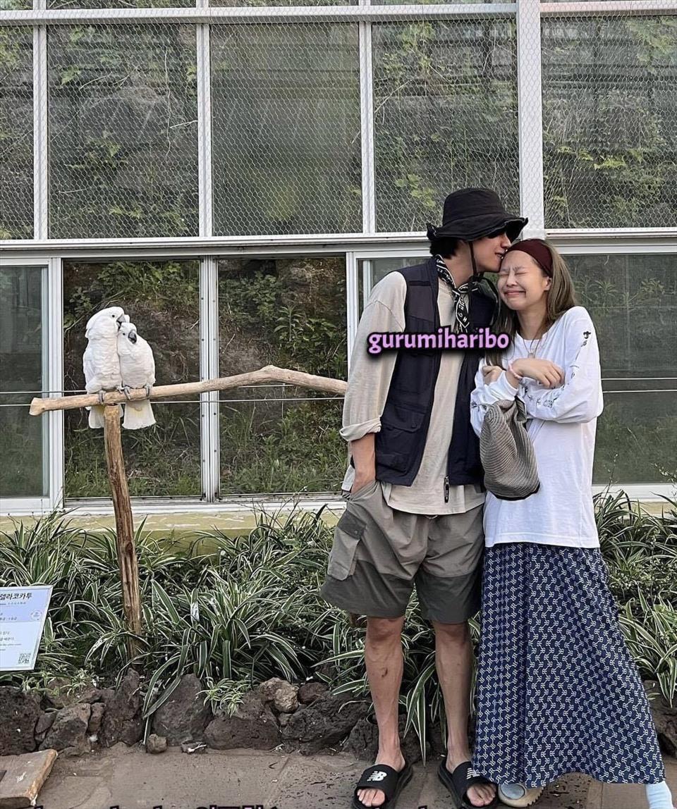 V và Jennie tiếp tục rò rỉ anh hẹn hò. Ảnh: Twitter