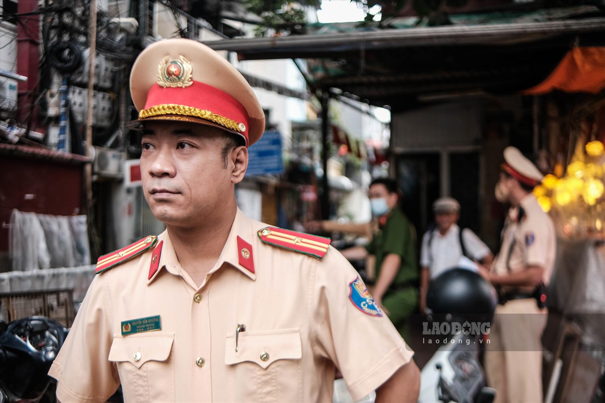 “Trên cơ sở bám sát thực tiễn, với những trường hợp là người nước ngoài, đơn vị đã kết hợp cùng công an quận trực tiếp nhắc nhở, phát tờ rơi bằng tiếng Anh để du khách nước ngoài nắm được quy định và chấp hành”, thiếu tá Nguyễn Văn Khương, Phó đội trưởng Đội Cảnh sát giao thông đường sắt chia sẻ.