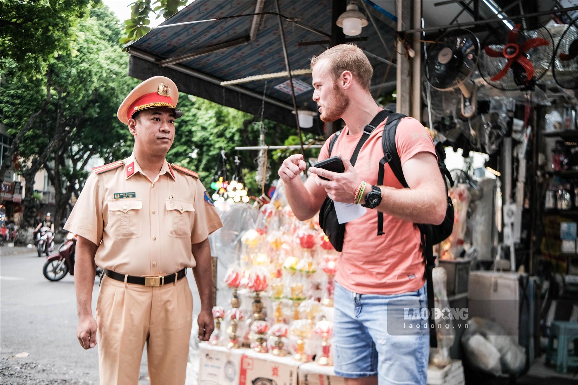 “Tôi hoàn toàn đồng ý các nội dung này. Tôi nghĩ việc đảm bảo tính mạng con người phải được đặt lên hàng đầu chứ không phải là những bức ảnh lưu niệm.”, anh Coleman, một du khách người Mỹ chia sẻ.