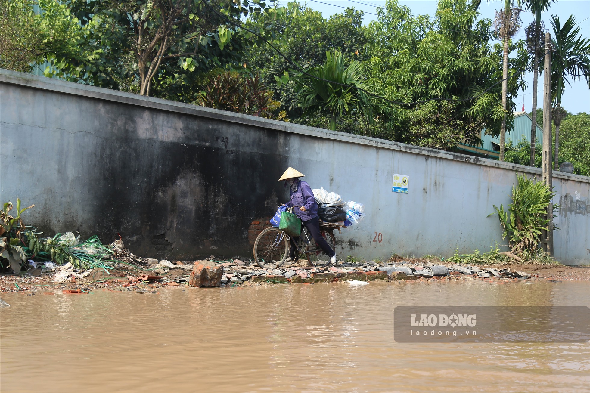 Việc đi lại trên tuyến đường gặp vô vàn khó khăn.