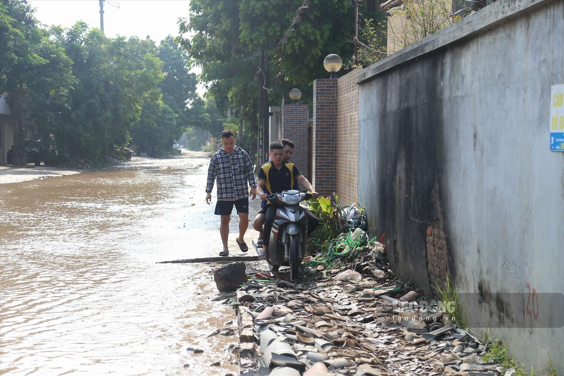 Dù đoạn đường có gần 1 km xuống cấp nghiêm trọng từ nhiều năm qua nhưng đến nay vẫn chưa được sửa chữa. Trong khi đây lại là đường trục chính của người dân xã Phụng Châu đi ra tuyến đường QL6 để vào trung tâm thành phố.