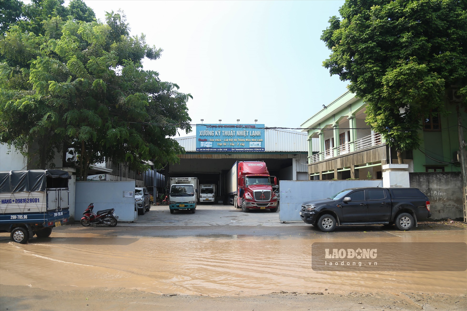 Đáng nói, dù đây là tuyến đường dân sinh có biển cấm tất cả các phương tiện có trọng tải trên 10 tấn nhưng hàng dài xe container có tải trọng lớn vẫn thường xuyên di chuyển vào.