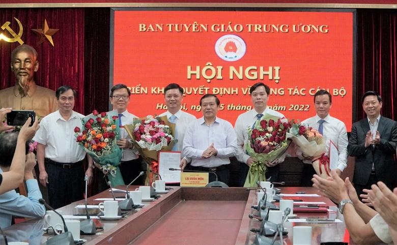 Lãnh đạo Ban Tuyên giáo Trung ương chúc mừng 4 nhân sự được bổ nhiệm trong đợt này. Ảnh KS