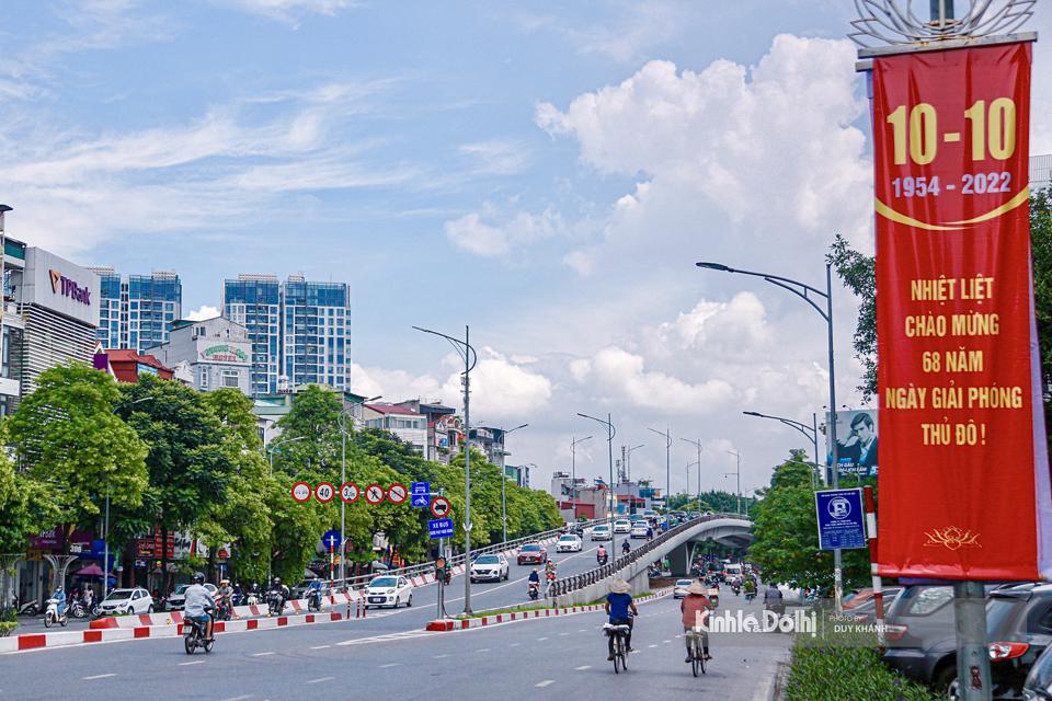 Băng r&ocirc;n được treo dọc tr&ecirc;n đường Trần Kh&aacute;t Ch&acirc;n.&nbsp;