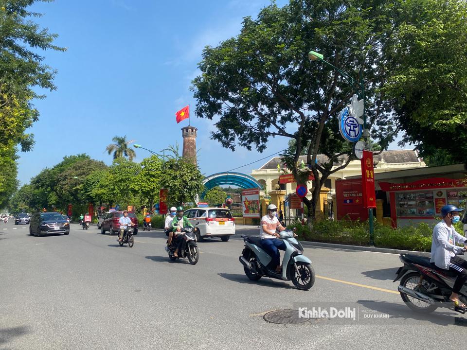 Phố Điện Bi&ecirc;n Phủ được trang ho&agrave;ng nhiều băng r&ocirc;n ch&agrave;o mừng kỷ niệm 68 năm Ng&agrave;y Giải ph&oacute;ng Thủ đ&ocirc; 10/10/1954 - 10/10/2022.