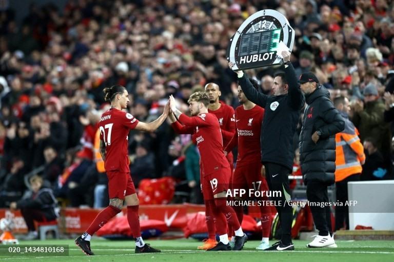 Klopp thay đổi nhân sự khá sớm ngay ở đầu hiệp 2.  Ảnh: AFP